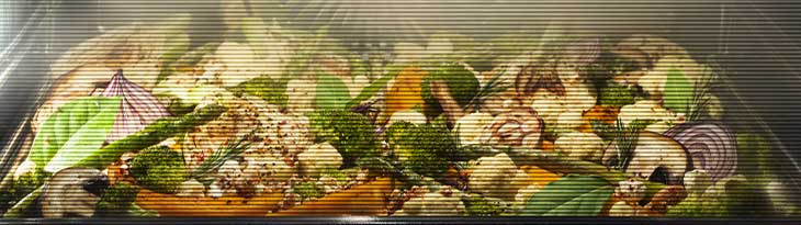 Zöld spárga, gomba, lilahagyma, brokkoli és egyéb zöldségek láthatók egy tálban, vízszintes csíkokkal fedve.