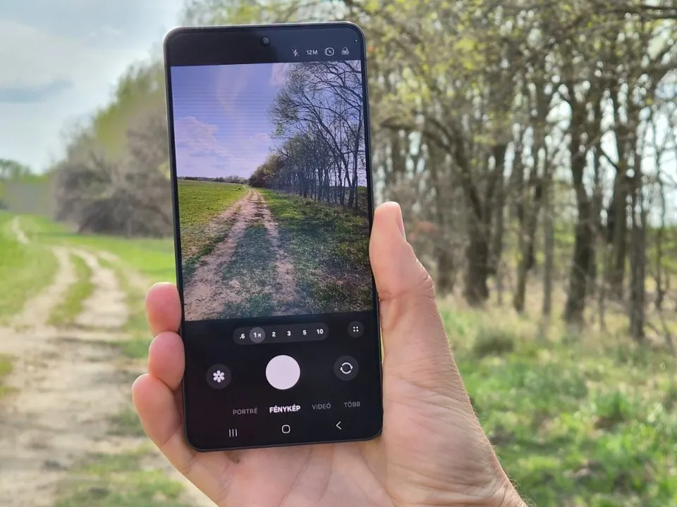 Samsung Galaxy S24 Ultra kamerájának kijelzője természetfotózás közben egy erdei földúton.