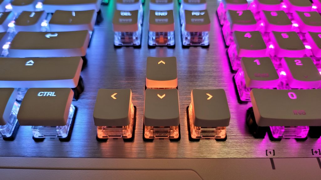 Közelkép a Roccat Vulcan mechanikus gamer billentyűzet áttetsző Titan kapcsolóiról és az egyedi RGB AIMO világításról.