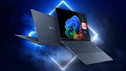 Lenovo Yoga Slim 7x laptop termékfotó kék futurisztikus háttérrel és Windows 11 rendszerrel.