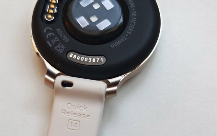 Garmin Lily 2 okosóra hátoldala pulzusmérő szenzorral és gyorskioldós szíjcsatlakozással.