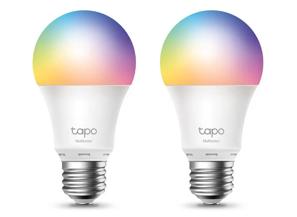 Két darab TP-Link Tapo multicolor okosizzó fehér háttér előtt, színes fényhatást megjelenítő búrával és fém E27 foglalattal.