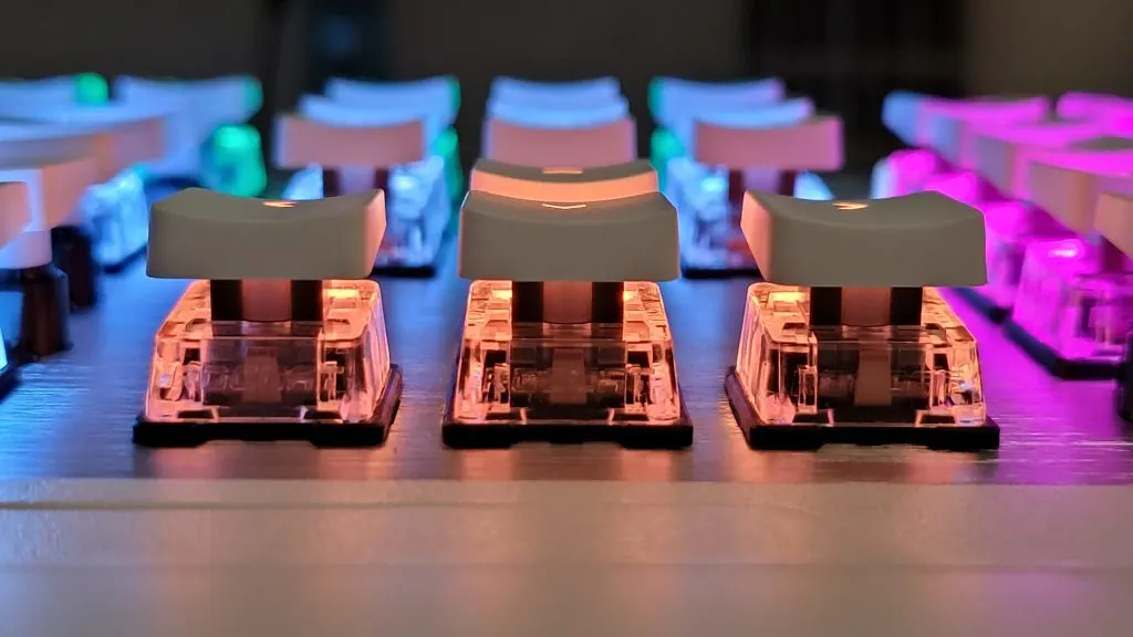 A Roccat Vulcan billentyűzet nyíl gombjai és numerikus padja színes RGB háttérvilágítással, kiemelve az alacsony profilú billentyűsapkákat.