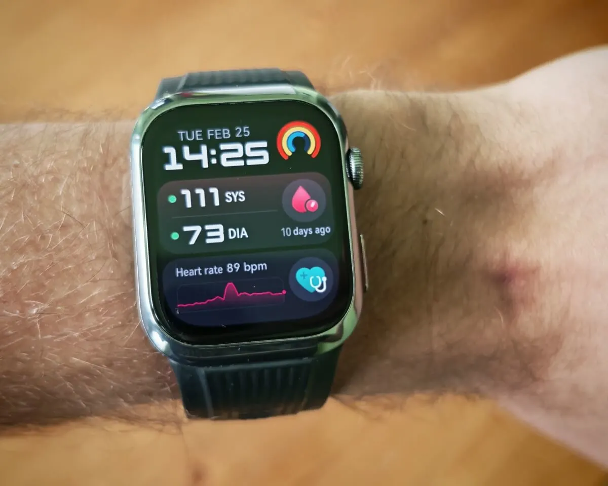 Huawei Watch D2 okosóra karon viselve, kijelzőjén egészszégügyi adatokkal