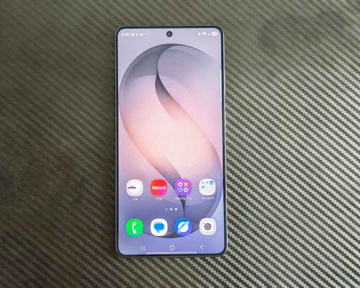 Samsung Galaxy S24 Ultra okostelefon eleje és kijelzője karbon mintás felületen.