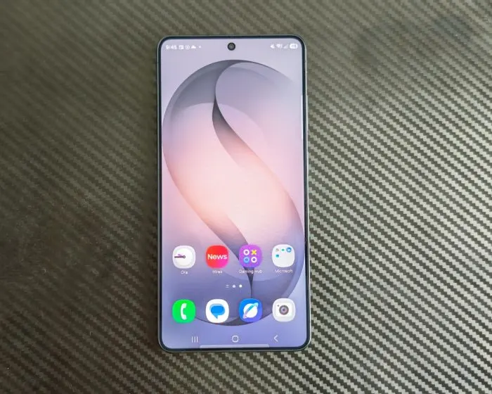 Samsung Galaxy S24 Ultra okostelefon eleje és kijelzője karbon mintás felületen.