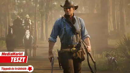 Red Dead Redemption 2 játék teszt és tippek: Arthur Morgan pisztollyal a kezében sétál egy lovaskocsi előtt.