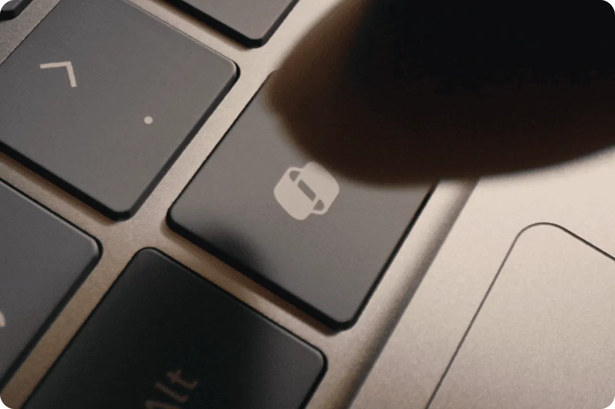 Szürke billentyűzet közeli képe, ujj nyomja a „Ne zavarj” gombot.