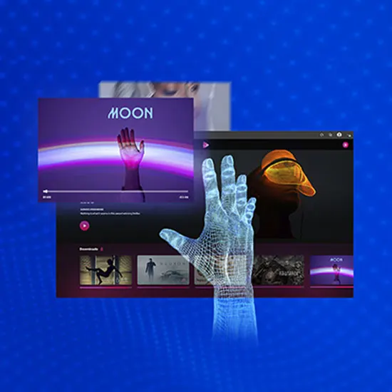 Kék háttérben képernyők láthatók, "Moon" felirattal, egy virtuális kéz és egy személy narancssárga sapkában.