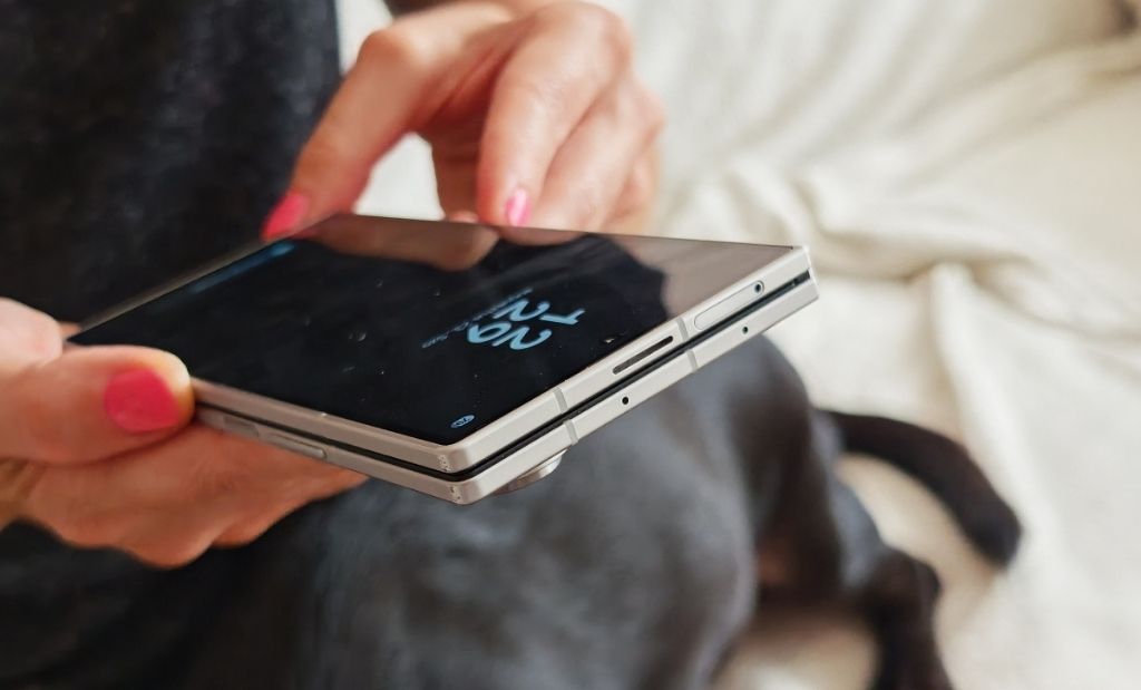Samsung Galaxy Z Fold7 összhajtva tartja egy férfi a kezében