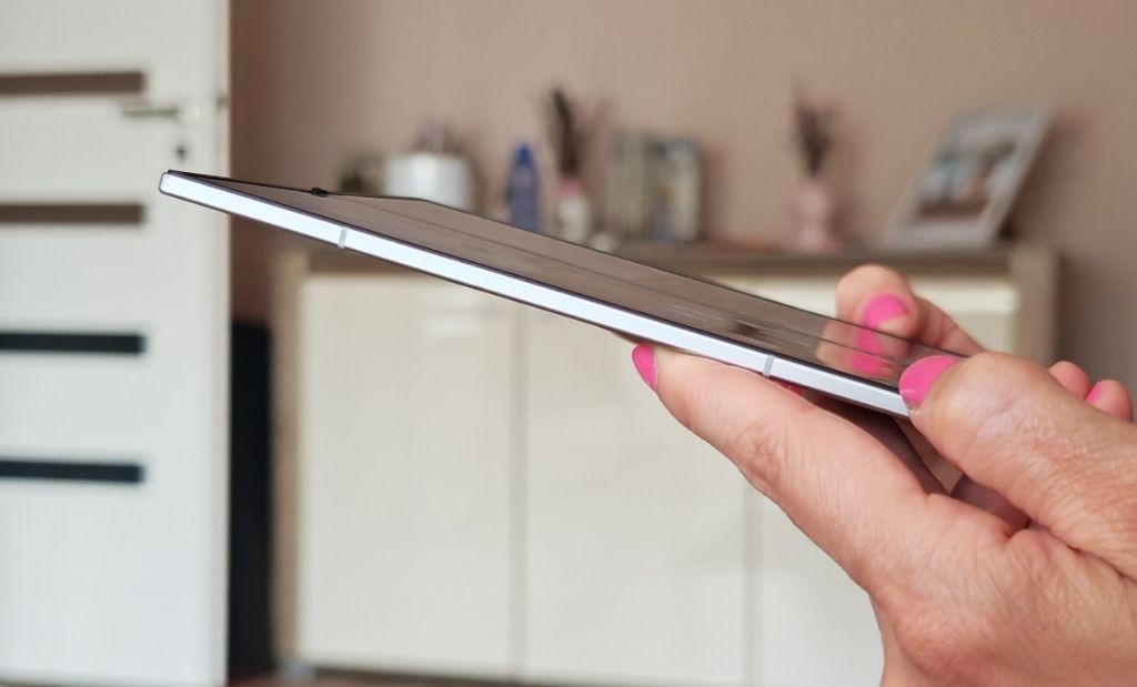 Samsung Galaxy Z Fold7 egy hölgy tartja a kezében kinyitva