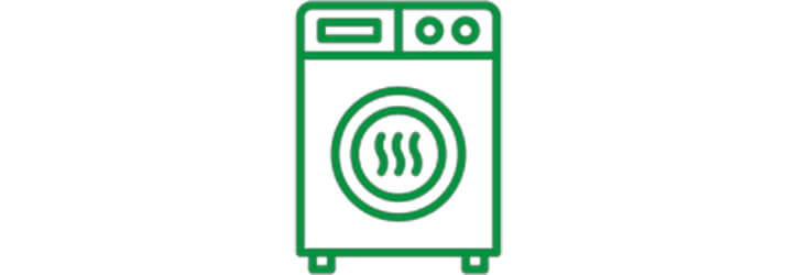 Zöld körvonalas mosógép ikon, elülső nézet, beállítókkal a tetején, hullámvonallal a központi körben, fehér háttérrel.