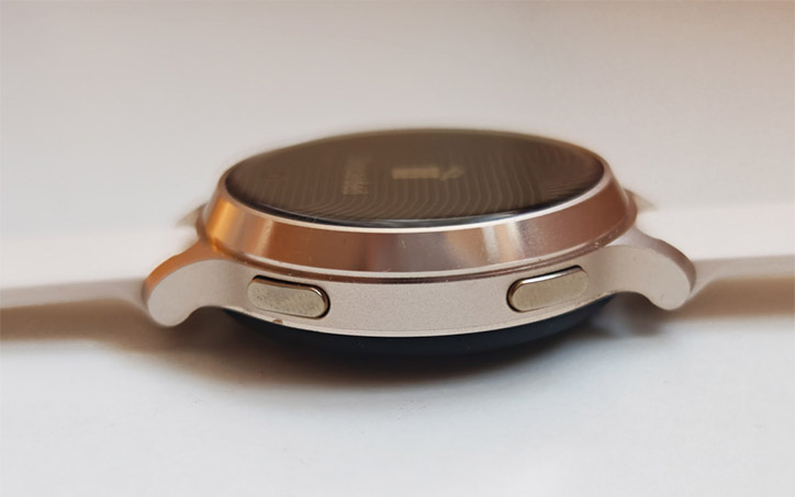 Garmin Lily 2 okosóra oldalnézetből, elegáns vékony kialakítással és fizikai gombokkal.