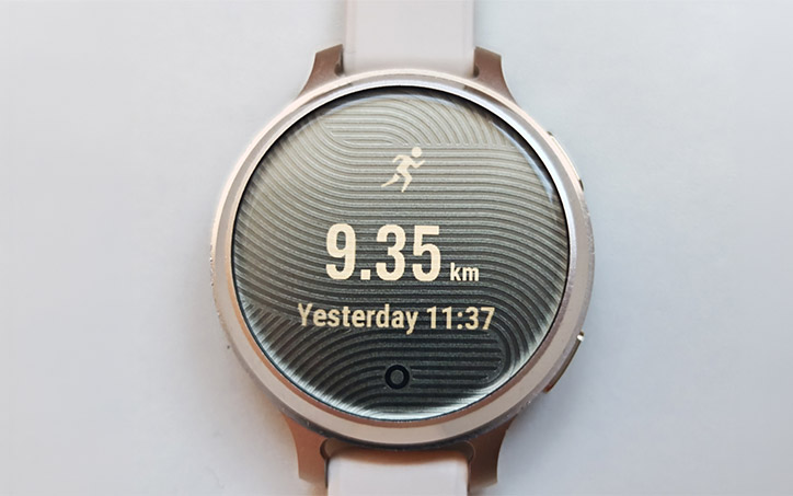 Garmin Lily 2 okosóra aktivitáskövető kijelzővel, megtett távolság adatait megjelenítve.