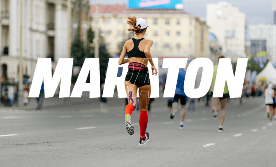 Női futó maratoni versenyen városi környezetben, hátulnézetből