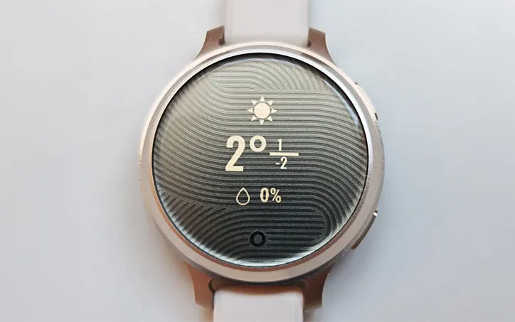 Garmin Lily 2 okosóra időjárás-kijelzővel, elegáns mintázott számlappal és világos szíjjal.