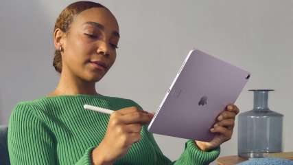 Eine Frau schreibt mit dem Apple Pencil Pro auf einem iPad Air M2.