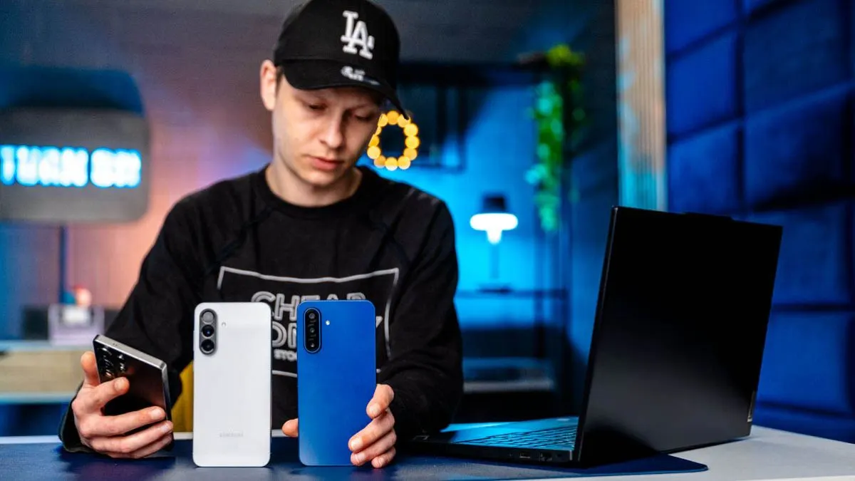 Alex prüft die Verarbeitungsqualität der drei Samsung-Smartphones Galaxy A17, Galaxy A56 und Galaxy S25 Ultra.