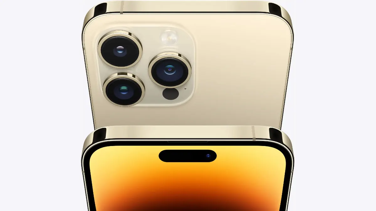 Ein iPhone 14 Pro frontal von oben fotografiert auf weißem Hintergrund Einmal die Vorderseite und dahinter die Rückseite.