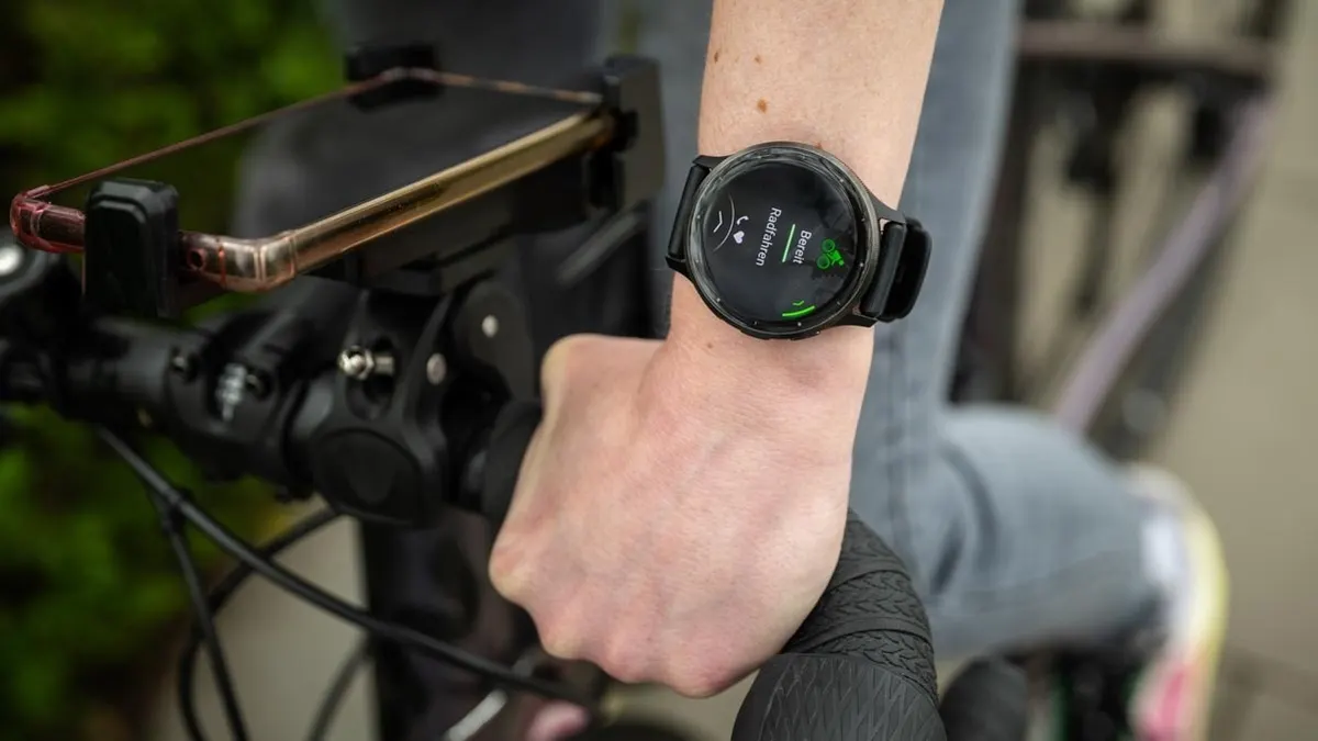 Franzi trägt die Garmin Venu 3 und fährt mit dem Rennrad los.