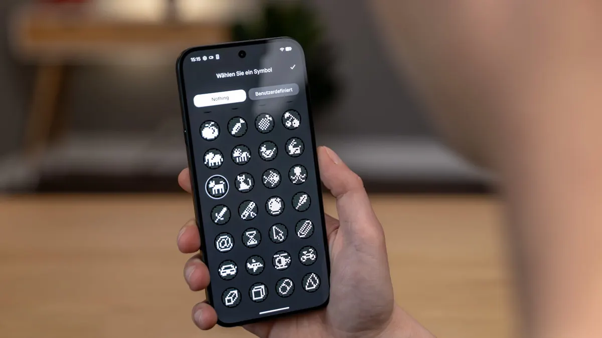 Alex hält das Nothing Phone (4a) Pro in der Hand. Auf dem Display erkennt man eine Auswahl der verfügbaren Glyph-Animationen.