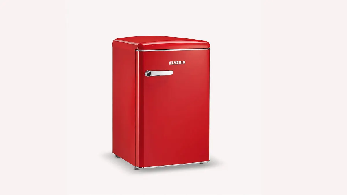 Ein roter Kühlschrank der Marke Severin steht vor einem hellen Hintergrund. Er hat einen silberfarbenen Griff.