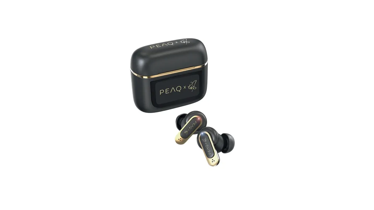 Die In-Ear-Bluetooth-Kopfhörer PEAQ Iconic Sound 2 neben ihrem Ladecase.