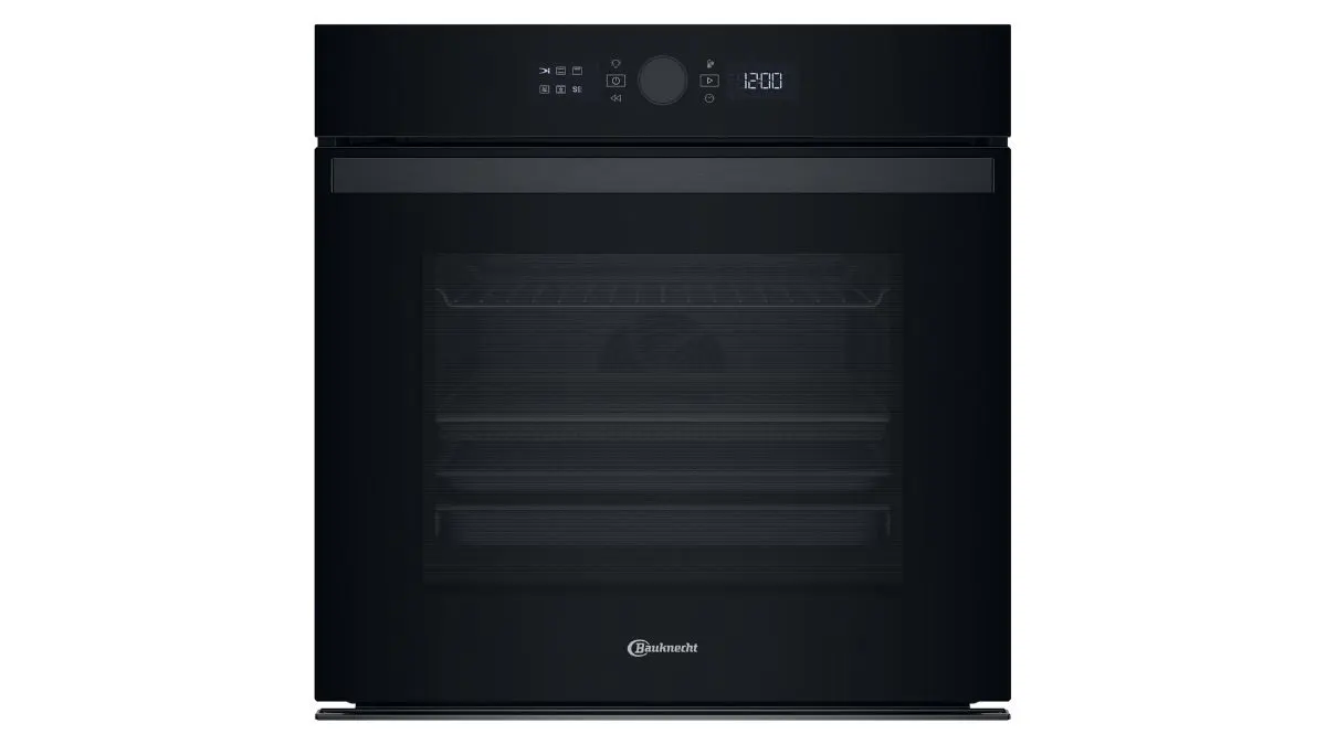 Der Backofen Bauknecht BBI4S8PM1SK vor weißem Hintergrund.