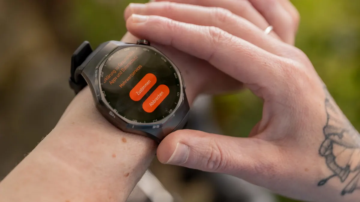 Die Huawei Watch GT 6 Pro fordert die Zustimmung oder Ablehnung von AGB auf dem Display.