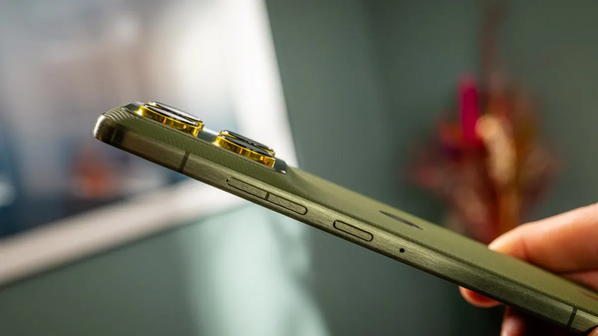 Das Motorola Edge 70 von der Seite mit dem Kameramodul.