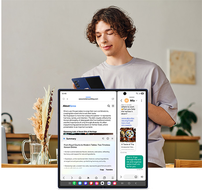 Ein junger Mensch nutzt ein aufgeklapptes, faltbares Smartphone im Multitasking-Modus. Auf der linken Bildschirmhälfte ist ein Web-Artikel über koreanische Kultur zu sehen. Auf der rechten Hälfte läuft ein Chat mit einem KI-Assistenten, der vom Nutzer den Auftrag erhält, den Artikel zu analysieren und die wichtigsten Punkte zusammenzufassen.