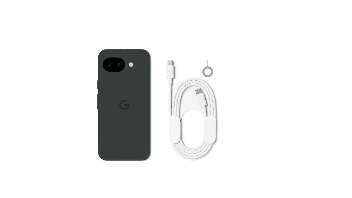 Das Google Pixel 10a neben einem Ladekabel vor weißem Hintergrund.