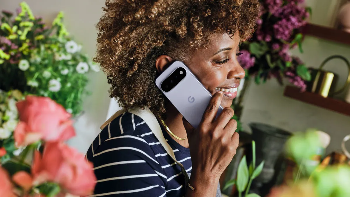 Eine Frau telefoniert mit dem Google Pixel 11.