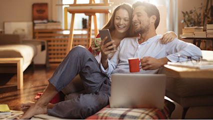 mann_und_frau_schauen_auf_smartphone