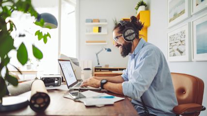 Homeoffice, Laptop, Kopfhörer
Urheber: Getty Images / Eva-Katalin