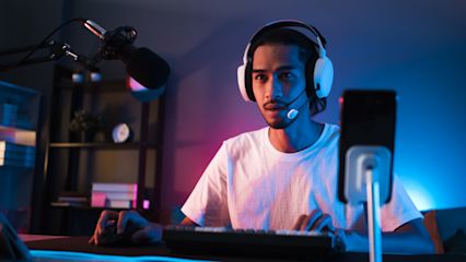 junger_mann_spielt_computer_mit_streaming_hardware
