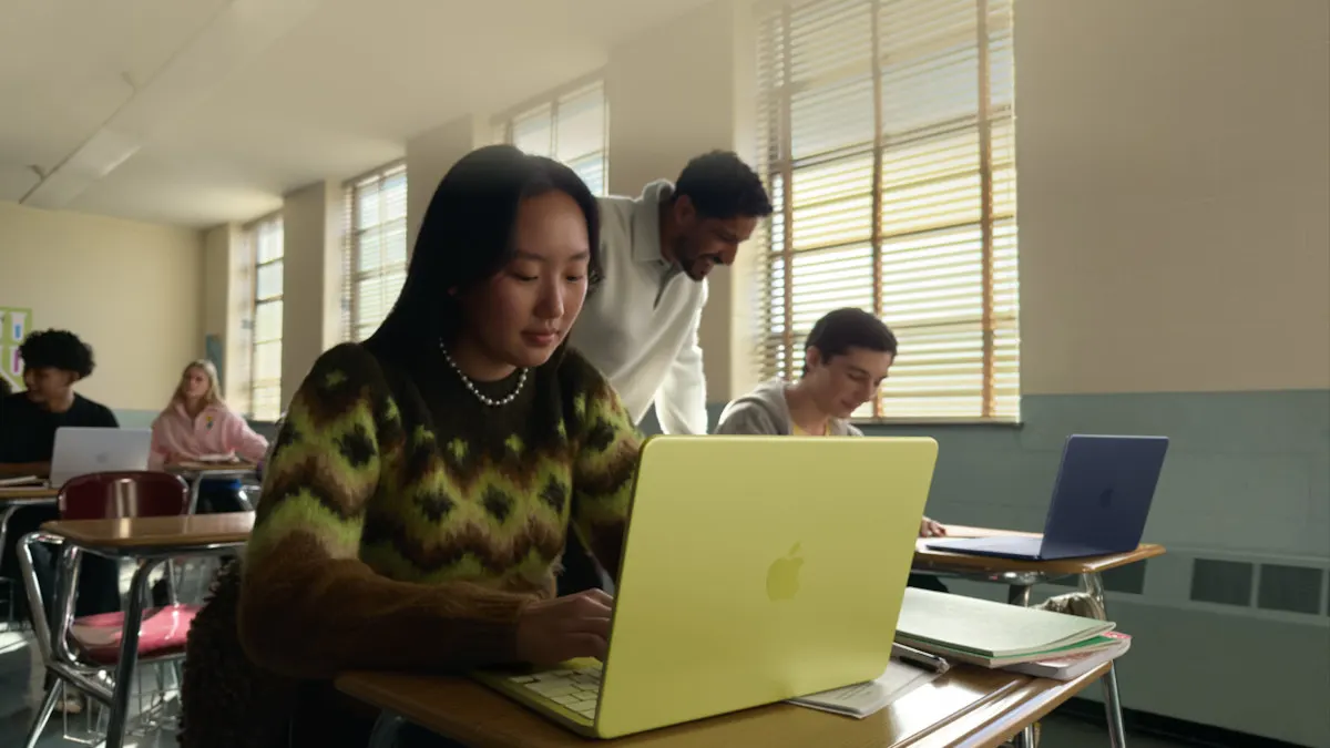 Eine junge Frau nutzt das MacBook Neo in einem Klassenzimmer.