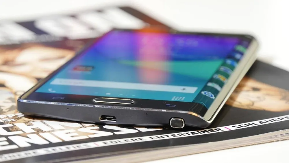 Das Galaxy Note Edge liegt auf einer Ausgabe des TURN-ON-Printmagazins.