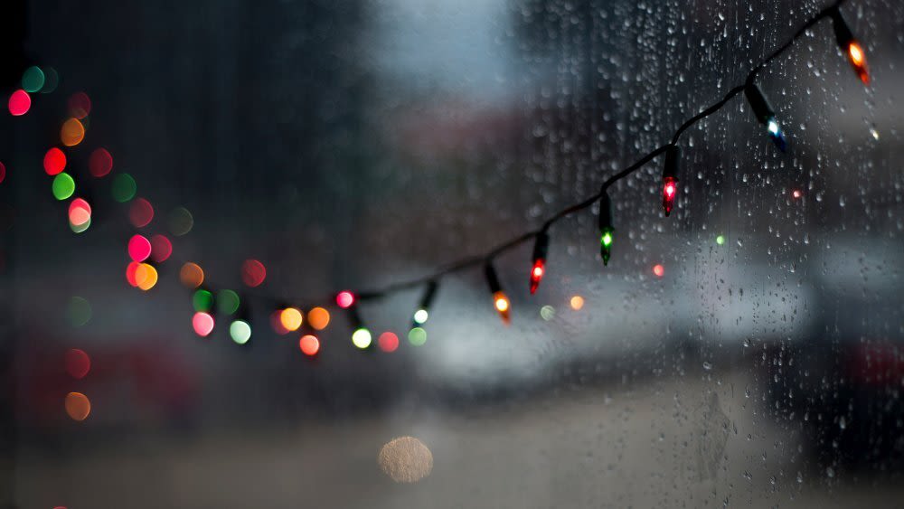 Bunte Lichterkette am Fenster