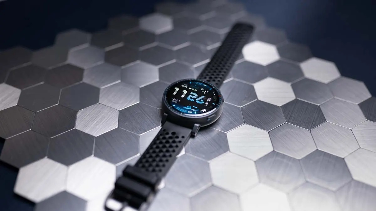 Die Amazfit Active Max liegt auf einer Metallunterlage.