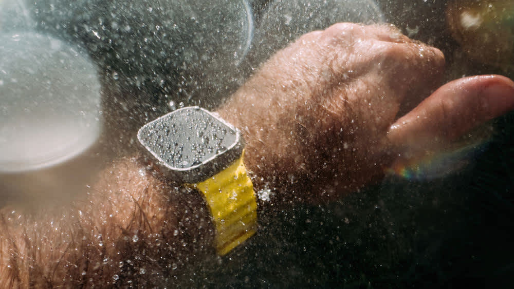 Mann duscht sich mit Smartwatch am Arm