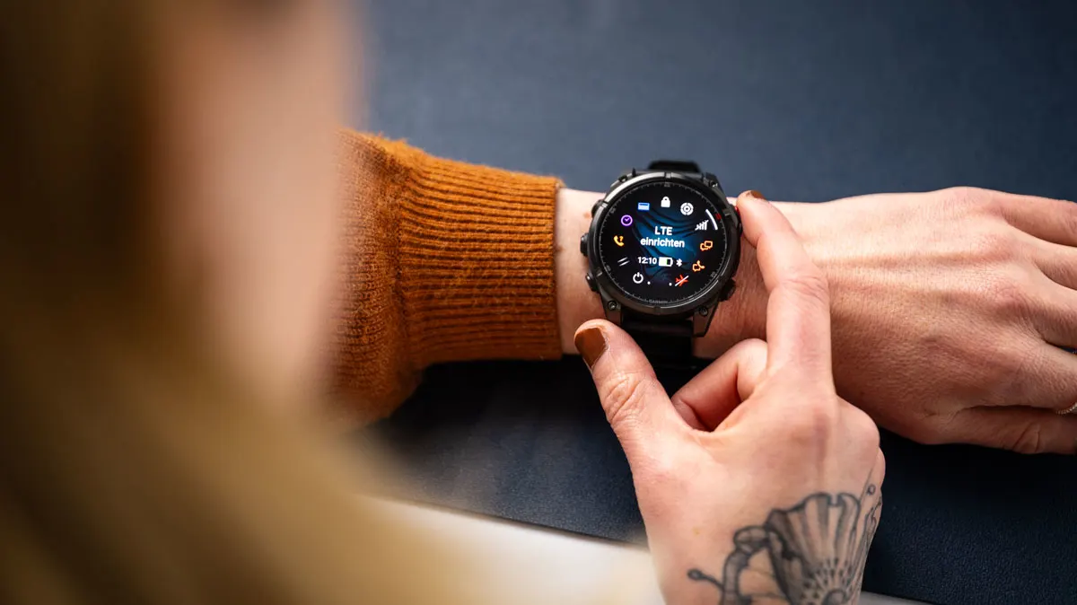 Franzi ruft den Menüpunkt „LTE einrichten“ in den Schnelleinstellungen der Garmin Fenix 8 Pro auf.
