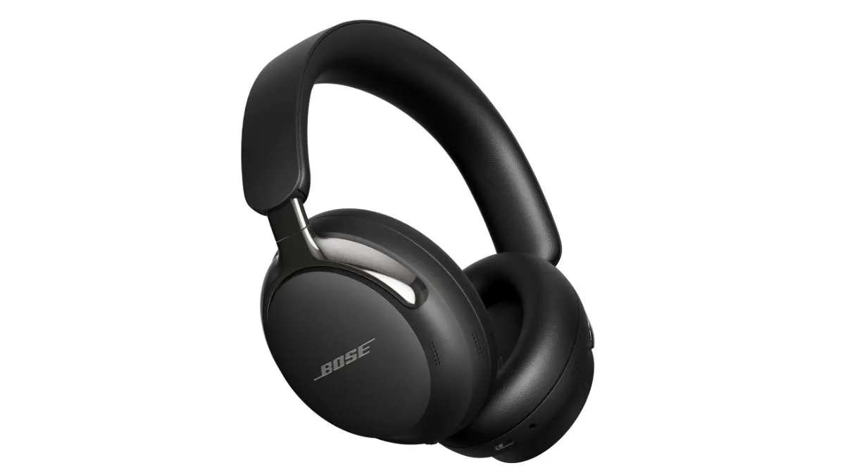 Der Over-Ear-Kopfhörer Bose QuietComfort Ultra 2 vor weißem Hintergrund.