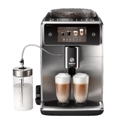 Silberner Kaffeevollautomat mit Milchbehälter und zwei Gläsern mit Latte Macchiato. Oben befindet sich ein Behälter mit Kaffeebohnen.