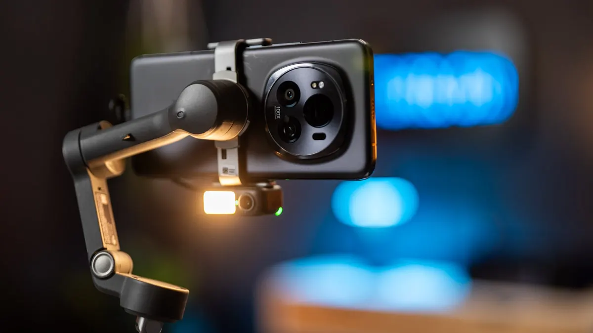 Der Gimbal DJI Osmo Mobile 7P hält das Smartphone Honor Magic6 Pro und ein Multifunktions-Modul mit Lampe.