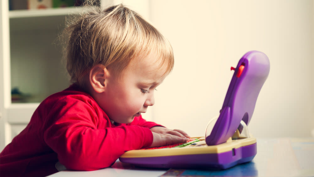 Ein Kind mit einem Lerncomputer