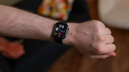 Michael trägt die Huawei Watch Fit 4 am linken Handgelenk.