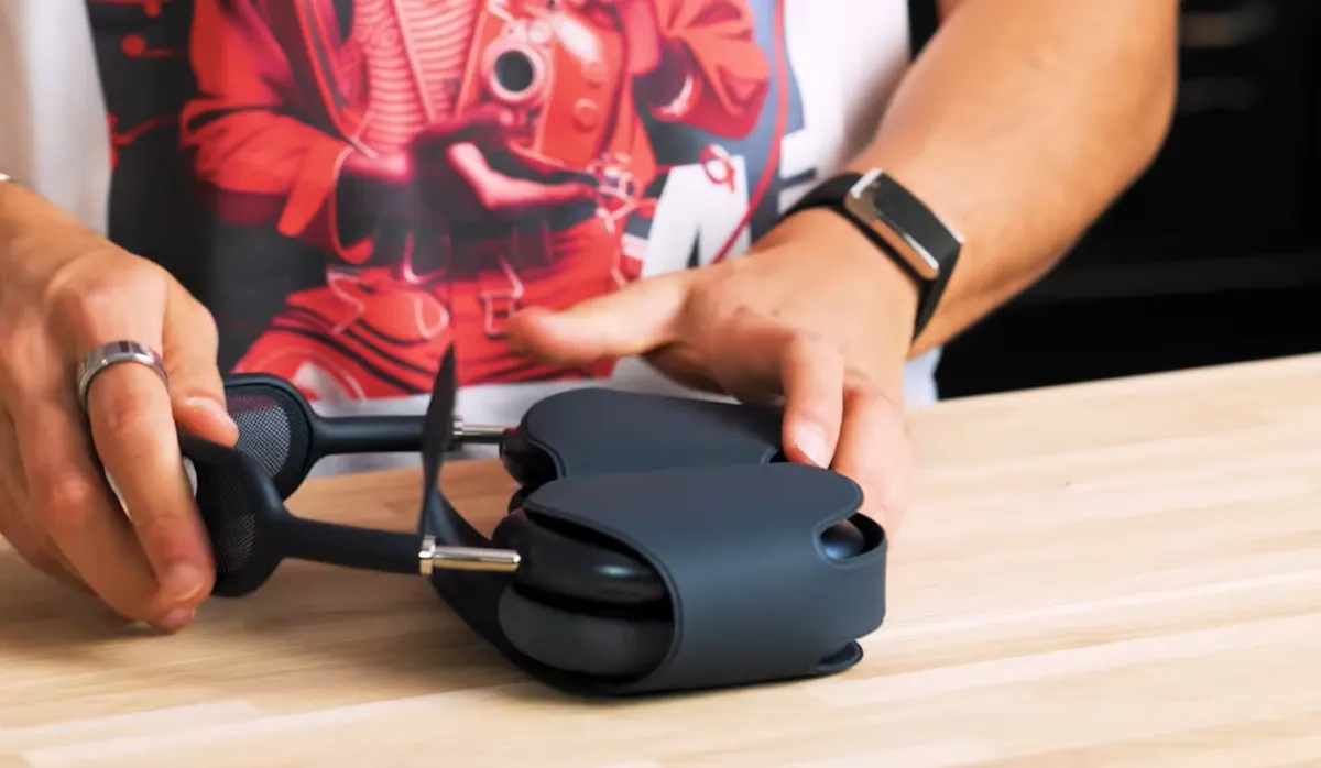 Das Smart Case des AirPods Max 2 liegt auf einem Tisch.