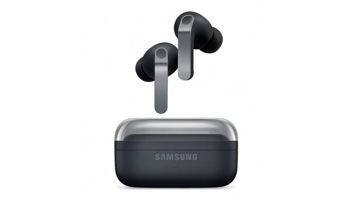 Die In-Ear-Kopfhörer Samsung Galaxy Buds4 Pro samt Ladecase vor weißem Hintergrund.
