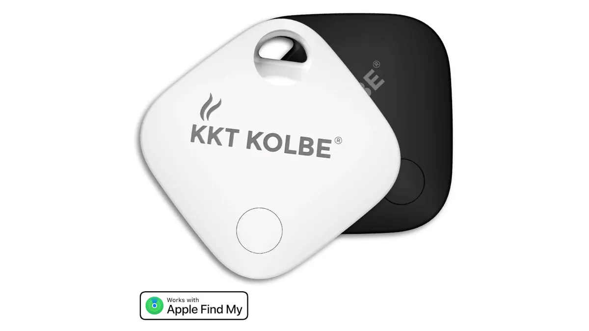 Zwei quadratische KKT KOLBE®-Bluetooth-Tracker in Weiß und Schwarz, Symbol „Works with Apple Find My“.